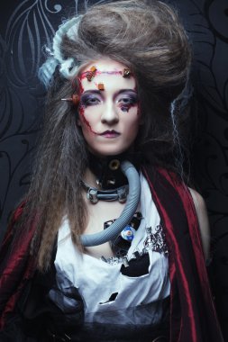 Yaratıcı makyajlı genç bir kadın..