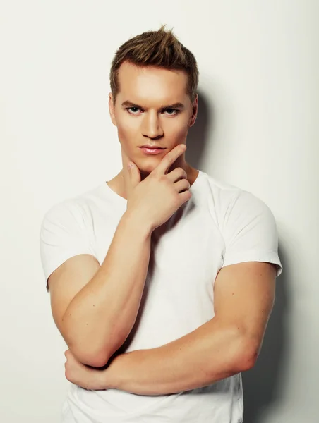 Hombre guapo en camisa blanca en blanco — Foto de Stock