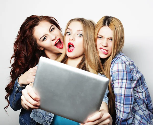 Três meninas amigas tomando selfie com tablet digital — Fotografia de Stock