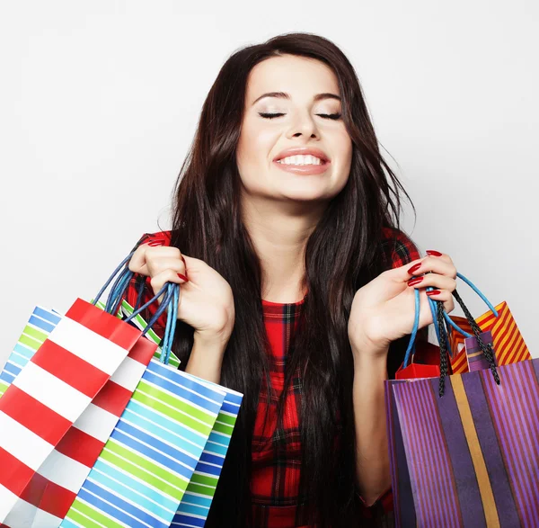 Retrato de la joven feliz mujer sonriente con bolsas de compras — Foto de Stock