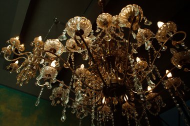 bir odada güzel vintage kristal avize