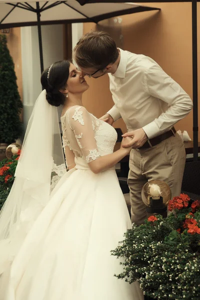 Romântico jovem casal celebrando seu casamento — Fotografia de Stock