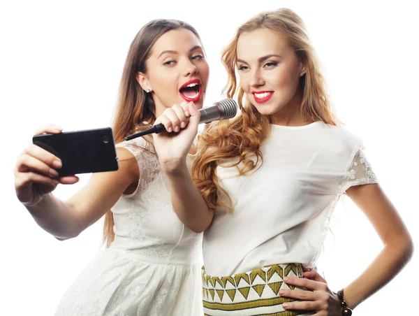 Beauté filles avec un microphone chanter et faire selfie — Photo