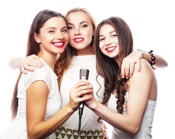 Grupp unga kvinnor att ha roligt på karaoke — Stockfoto