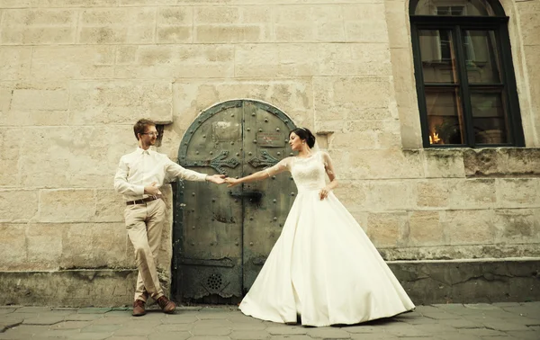 Lyx romantisk glad brud och brudgum firar äktenskap — Stockfoto