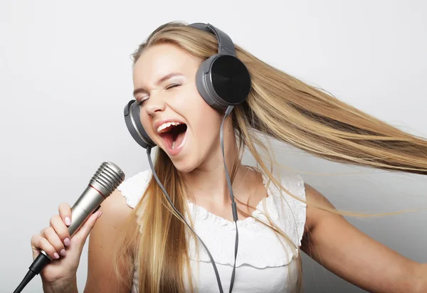 Hermosa mujer joven con micrófono y auriculares —  Fotos de Stock