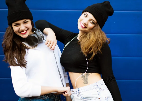 Dos jóvenes hipster chica amigos juntos tener divertido . — Foto de Stock