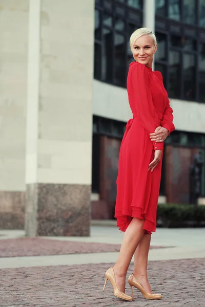 Szczęśliwy piękna kobieta w sukni czerwonej lato — Zdjęcie stockowe