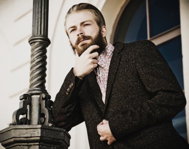 Genç güzel şık adam portresi