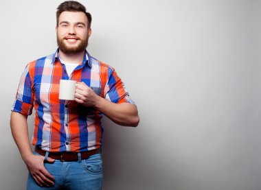 bir fincan kahve ile genç sakallı adam