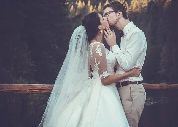 Una joven novia y novio de pie juntos al aire libre —  Fotos de Stock