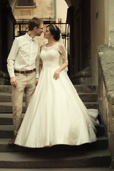 Romântico jovem casal celebrando seu casamento — Fotografia de Stock