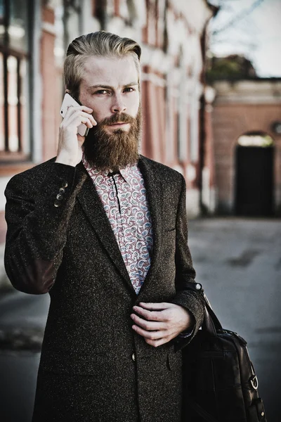 Fiatal szakállas férfi mobil, kültéri — Stock Fotó
