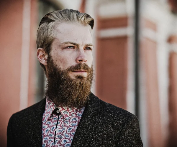 Молодой красивый привлекательный бородатый модель мужчина — стоковое фото
