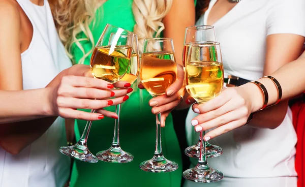 Groupe de filles qui font la fête flûtes à vin mousseux — Photo