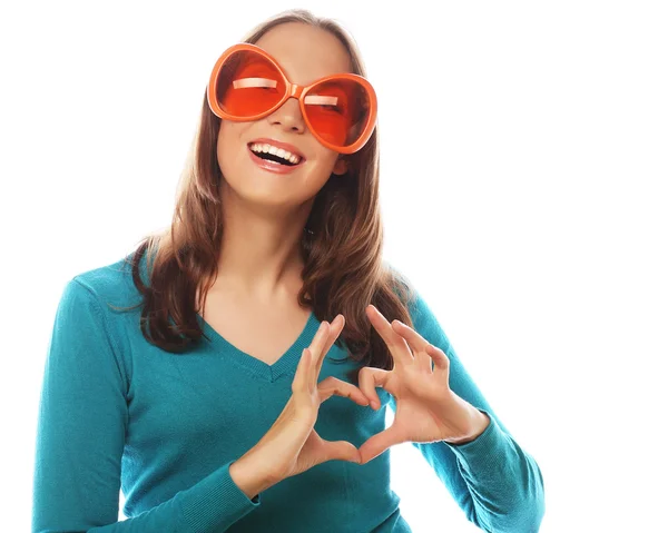 Verspielte junge Frau mit großer Partybrille. — Stockfoto