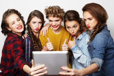 selfie dijital tablet ile alarak beş hippi kız arkadaş