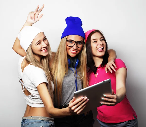 Três meninas amigas tomando selfie com tablet digital — Fotografia de Stock