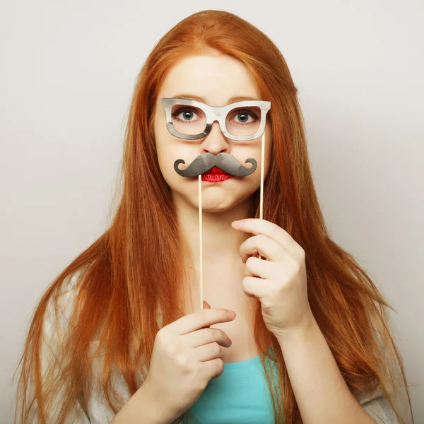 Mujer joven con bigotes falsos . — Foto de Stock