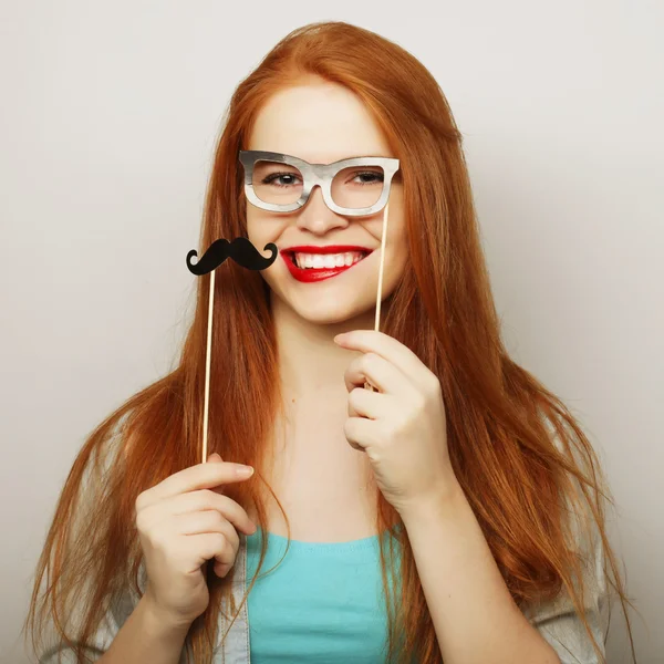 가짜 콧수염을 착용 하는 젊은 여자. — 스톡 사진