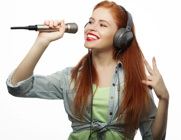 Belle jeune femme avec microphone et écouteurs — Photo