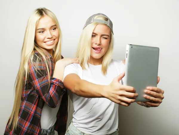 Två hipster flickor vänner som tar selfie med digital tablett — Stockfoto