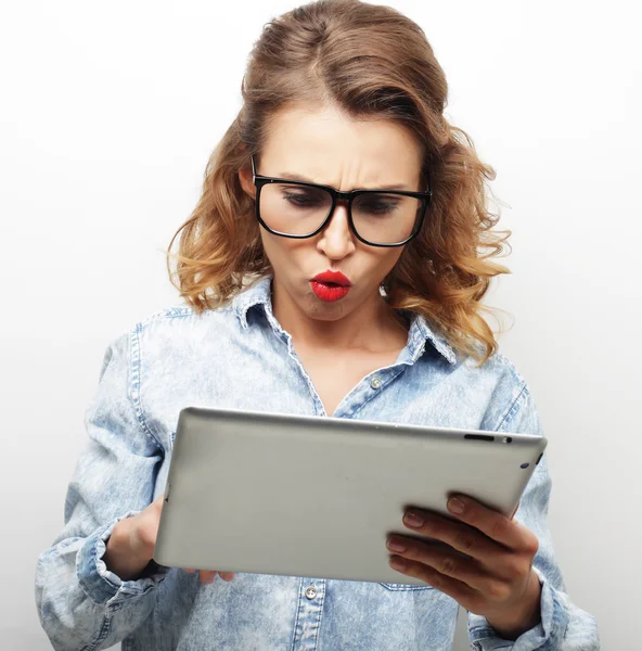 Boldog tinédzser lány szemüveg, tabletta pc számítógép — Stock Fotó