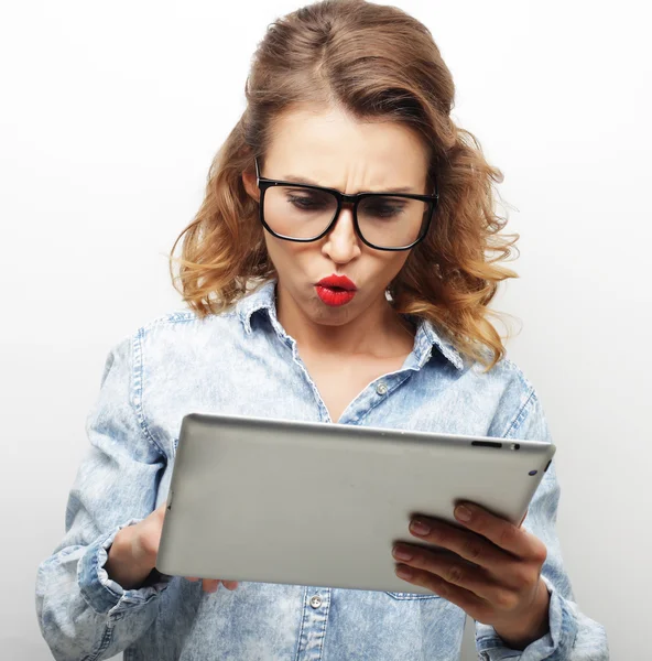 tablet pc bilgisayar ile gözlüklü mutlu genç kız