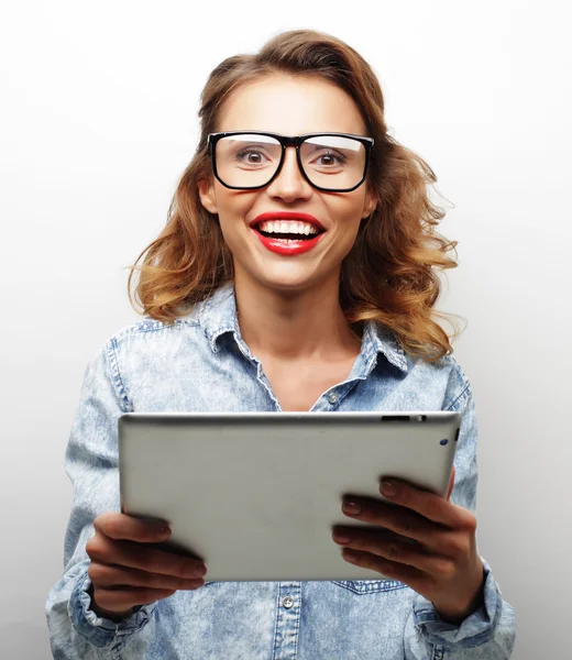 Felice ragazza adolescente con gli occhiali con computer tablet pc — Foto Stock