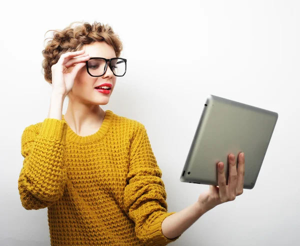 Felice donna prendendo selfie con tablet digitale — Foto Stock