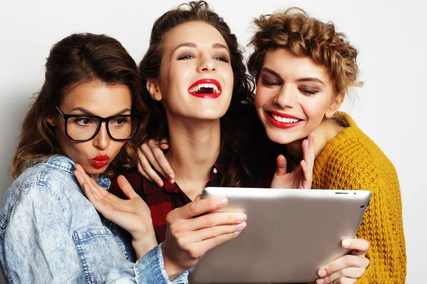 Tres chicas adolescentes amigos tomando selfie con tableta digital —  Fotos de Stock