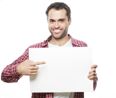 genç adam boş tabela gösterilen sakallı