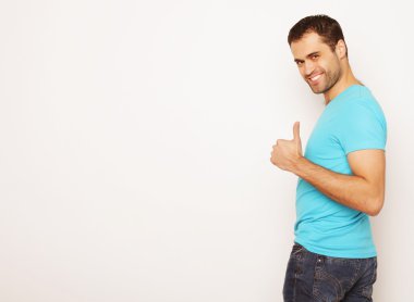 başparmak gösterilen mutlu bir genç adam