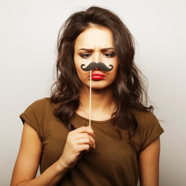 Sahte bıyık giyen genç kadın.