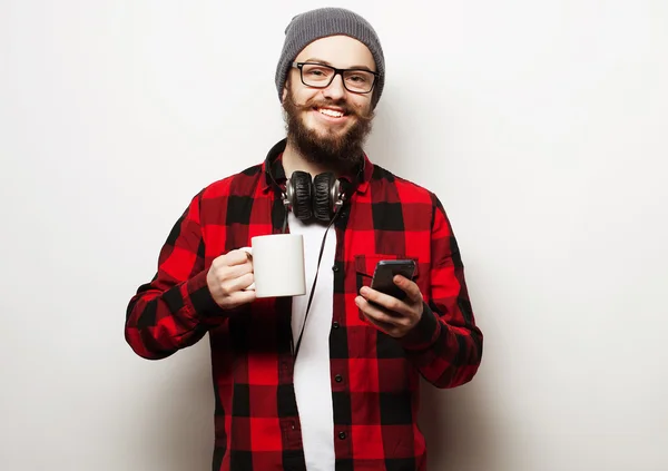 Jeune homme barbu avec téléphone portable — Photo