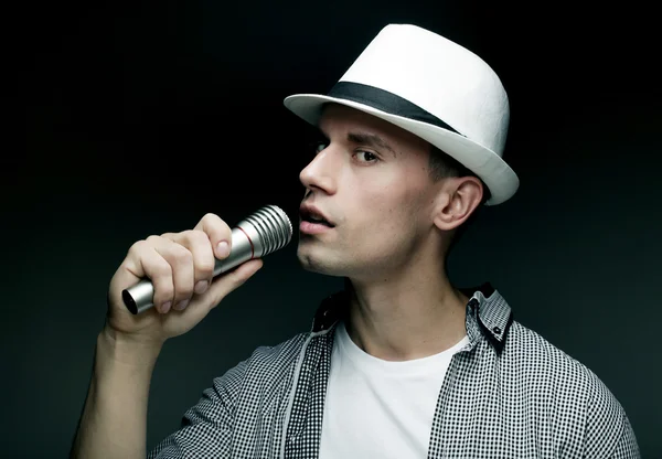 Mladý muž zpívá s mikrofonem — Stock fotografie