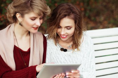 güzel kadınlar kızlar sonbahar tablet açık kullanma