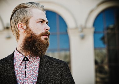 Genç güzel şık adam portresi