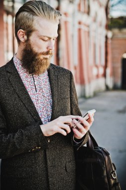 Genç adam ile hareket eden, açık sakallı