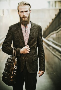 genç yakışıklı çekici sakallı model adam