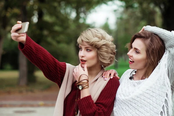 Mladé ženy, kteří se selfie — Stock fotografie