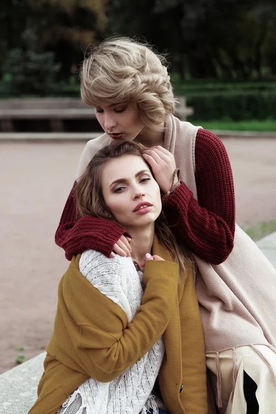 Gelukkig twee mooie jonge vrouwen, mode schieten — Stockfoto