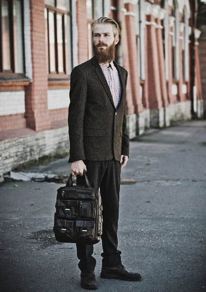 Jeune beau homme modèle barbu attrayant — Photo