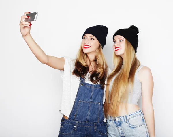 Duas jovens mulheres tomando selfie com telefone celular — Fotografia de Stock