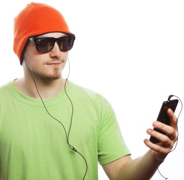 müzik dinleme ve smartphone kullanarak adam