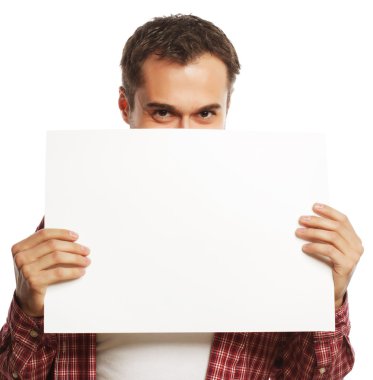 genç adam boş tabela gösterilen sakallı