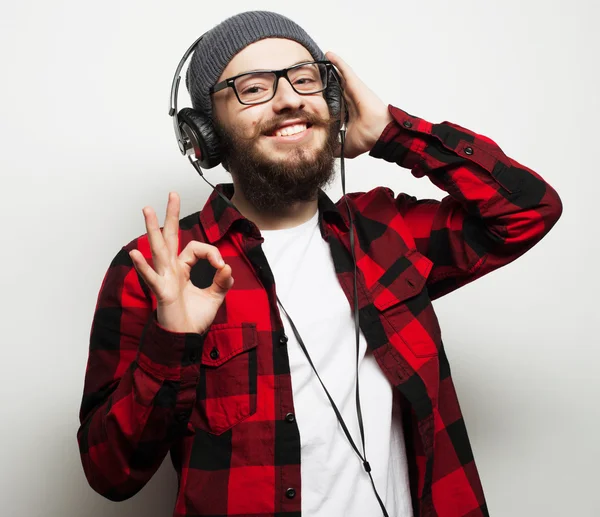 Молодой бородатый мужчина слушает музыку — стоковое фото