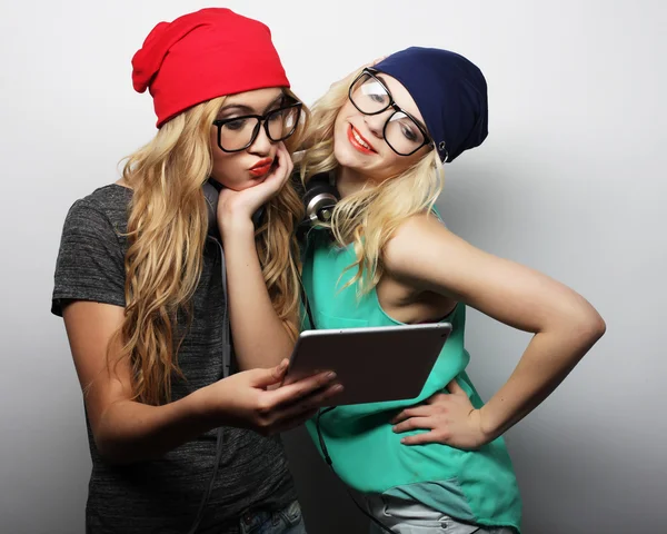 Duas meninas hipster amigos usar tablet digital — Fotografia de Stock