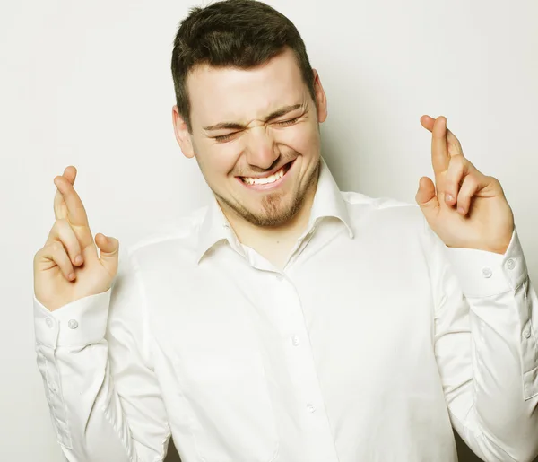 Üzletember ingben tartja az ujjait keresztben — Stock Fotó