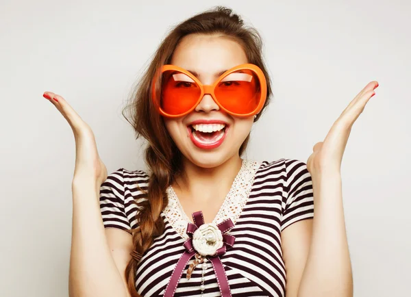 Jeune femme avec de grandes lunettes de fête — Photo